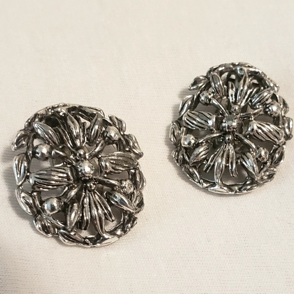 VINTAGE Signed Karu Arke Inc Boho Floral Silver Toned Design Clip On Earrings - Picture 1 of 3